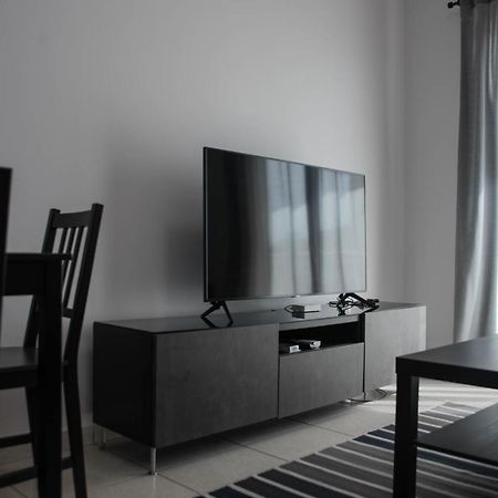 Renovated One Bedroom Apartment In Paphos With Pool Esterno foto