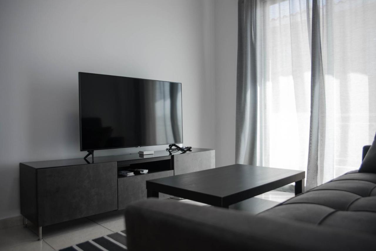 Renovated One Bedroom Apartment In Paphos With Pool Esterno foto