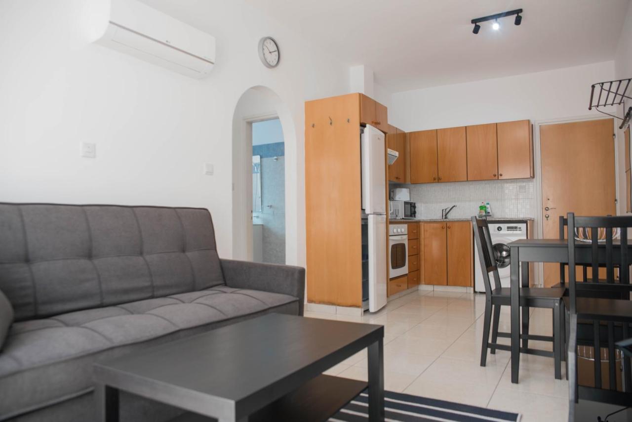 Renovated One Bedroom Apartment In Paphos With Pool Esterno foto
